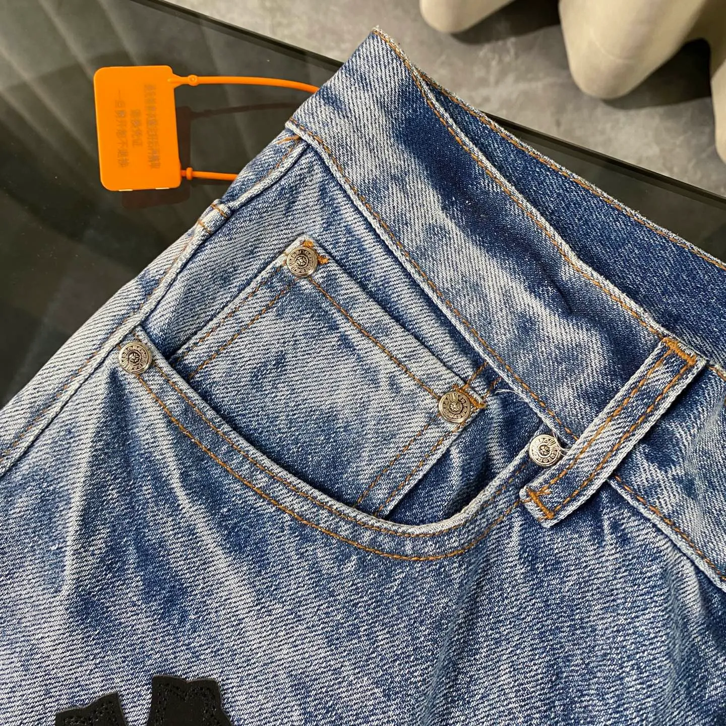P320 CH Chromehearts blue graffiti cross patchwork leather heavy-duty cow king jeans, cabinet price 34W level, patchwork cross pattern embellishment, washed jeans! ! An absolutely high-end luxury product, a 1.9W-level god-level single product, a super popular product, made by top heavy industry, a magic weapon that cannot be missed! [About Zangyin] This is an extremely luxurious fashion brand that can also be called the aristocracy of the high street. It has always been an exclusive brand for some hipsters or rich second generations. Compared with ordinary high streets, it is more luxurious and noble. Compared with luxury brands, it is more fashionable and individual. It has always been a brand that I have a special liking for. [Top heavy industry fashion design] Consistently high-street luxury style. Speaking of this style, the Zangyin family and GU family are definitely the leading representative brands. Especially the Zangyin family has really achieved a state-of-the-art effect in creating high-street style. The unique washed material is used to create this style. The color system is already quite eye-catching. After it is decorated with patchwork cross flowers, it cleverly highlights the charm of the brand. Secondly, this style uses classic The high-waist cutting design highlights the long legs and fashionable temperament of the upper body. The brand is highly recognizable and the slim fit configuration is more suitable for daily wear. It is a product that interprets personality, fashion, and specifications at a glance. This single product is enough to make any fan excited. It can be a white T-shirt for a youthful college style, or a tight suspender for a royal style. It has strong matching ability and can be easily controlled by men.  [Materials and craftsmanship] Needless to say, this point goes without saying. As an excellent craftsman brand, Zangyin’s requirements for details and craftsmanship are really perfect. The washed color of this model has gone through so many processes, not to mention the embellishment of denim appliques. It is also purely hand-made and sewn. Just like what they believe in, only hand-made things have soul and have the meaning of wear. A top-notch heavy-duty fashionable denim item, I look forward to your perfect interpretation! !  Color: blue Size: 28-36